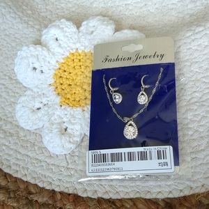 🌼NEW Fashion Jewelry Silver Diamond-Like Pendant Necklace and Earrings